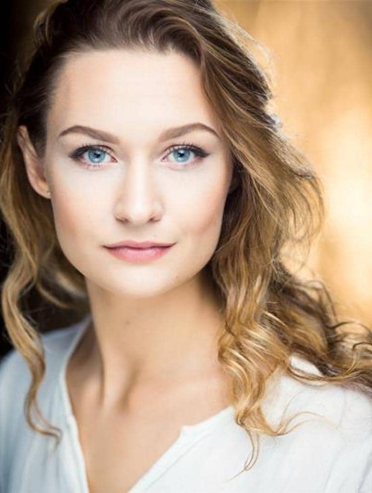 Photo of Kelly Hampson